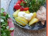 Assiette composée avec des pommes de terre à la sauce ciboulette