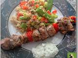 Brochettes d'agneau, salade de riz, sauce yaourt et concombre