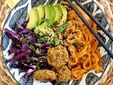 Bowl de nouilles coco curry, avocat, chou rouge et falafels