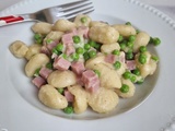 Gnocchi, crème de parmesan, jambon et petits pois