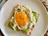 Oeuf frit à la feta – sur toast avocado