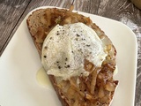 Tartine au chèvre, confit d’oignon et sirop d’agave