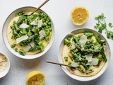 Polenta au parmesan, asperges & petits pois